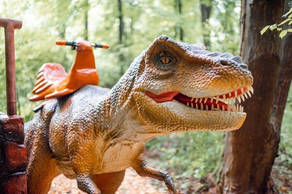 Виставка динозаврів в парку розваг Уруру.