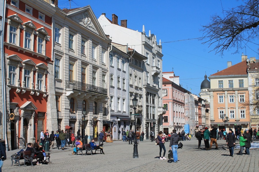 Які визначні пам'ятки варто відвідати у Львові самостійно?