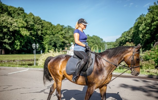 Де можна навчитись верхової їзди та навчити дитину кататись на конях?